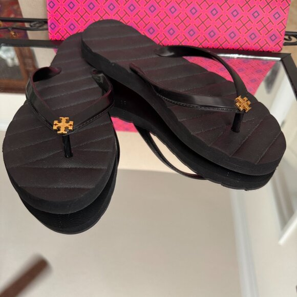 Tory Burch Kira Black Flip Flops w/Gold Double T Logo Size 6 New with Box - Picture 4 of 12